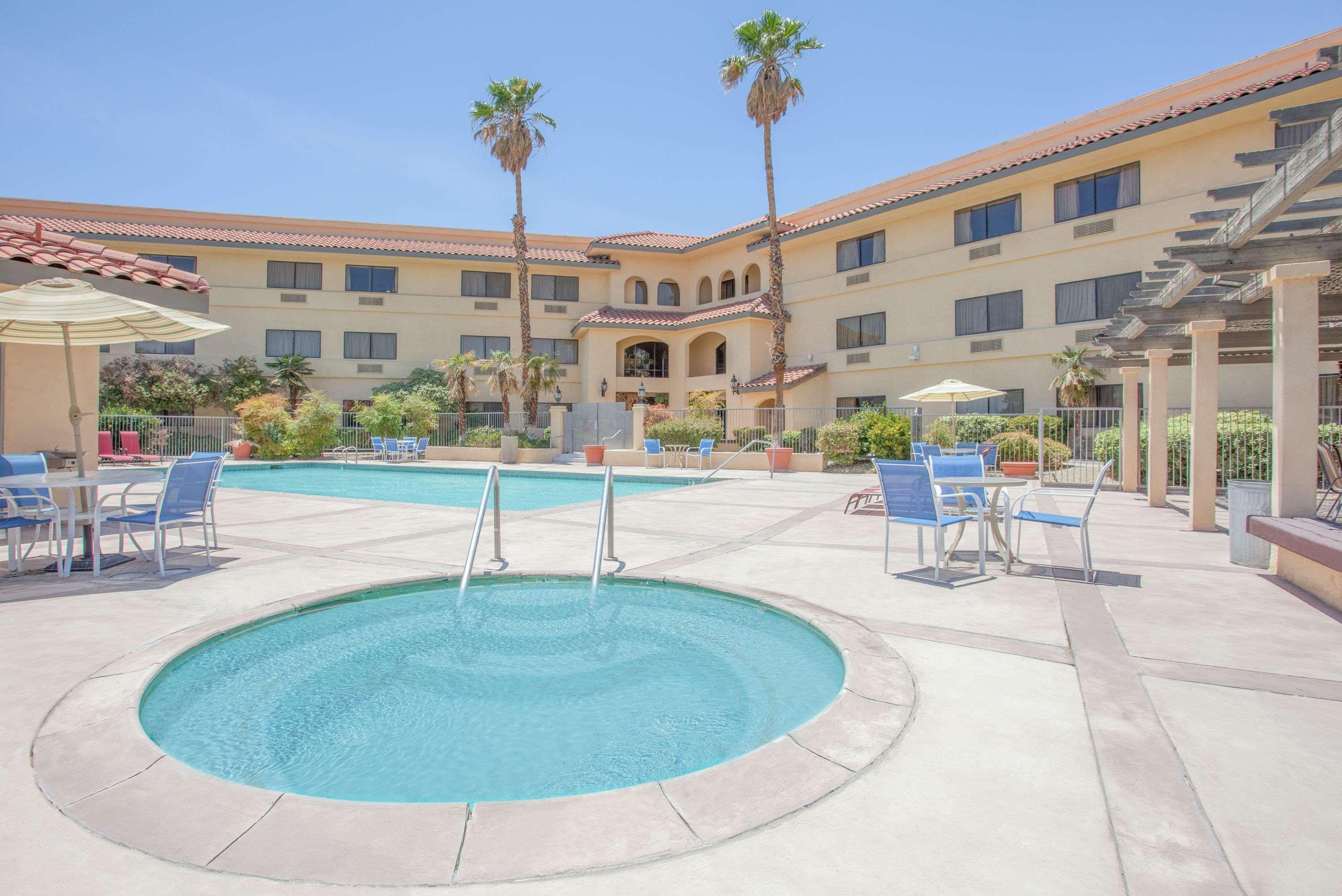 Hotel Ramada By Wyndham Barstow Exterior foto