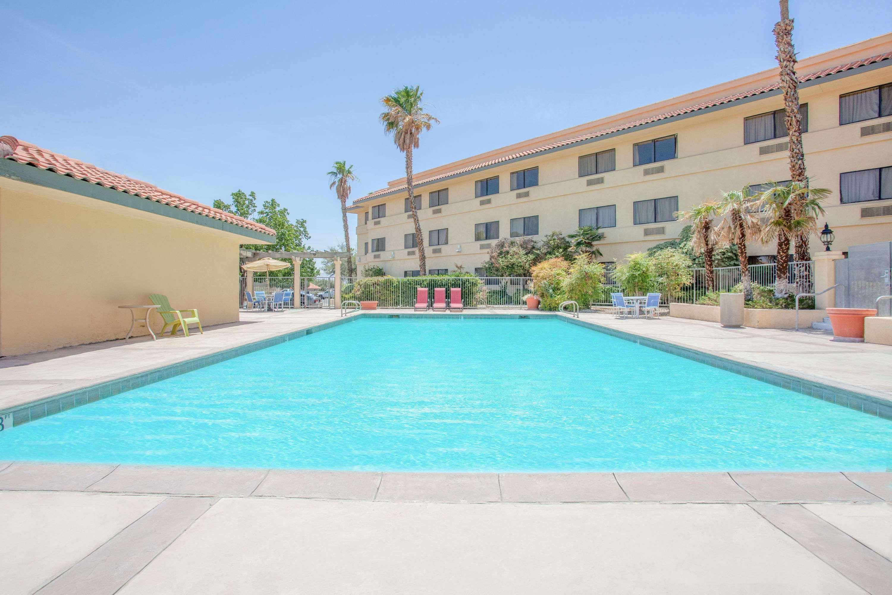 Hotel Ramada By Wyndham Barstow Exterior foto